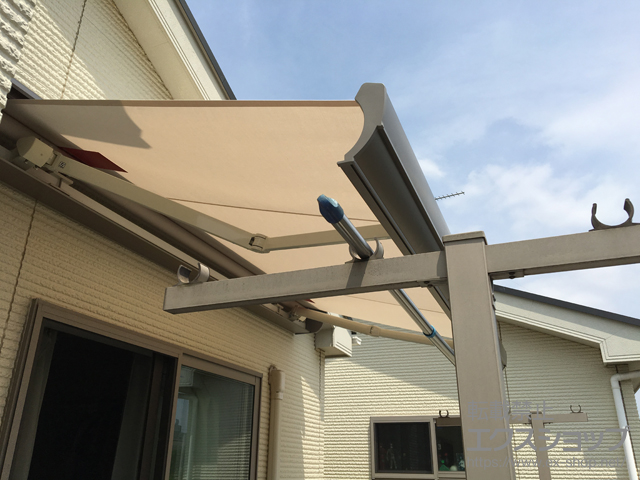 埼玉県川口市のLIXIL リクシル（トステム）のオーニング・日よけ 【特注】彩風 あやかぜ L型 ボックスタイプ 手動式 施工例