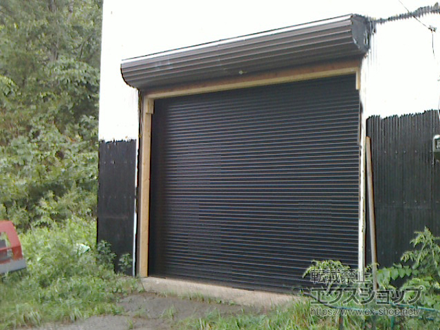 青森県西津軽郡深浦町のLIXIL リクシル（トステム）のガレージシャッター ガレージシャッタークワトロ 電動式 内部付タイプ 施工例