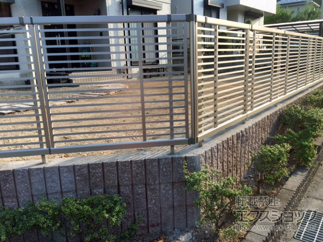 茨城県常陸太田市ののフェンス・柵 エクスラインフェンス12型 横格子 自由柱施工 施工例