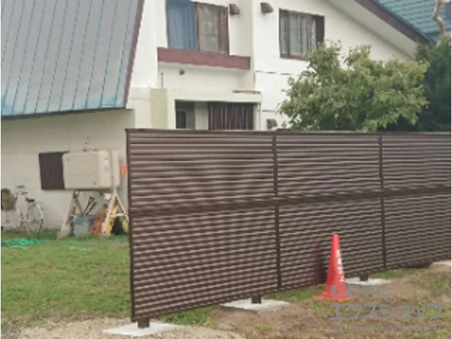 北海道札幌市のYKKAPのフェンス・柵・塀 ミエーネフェンス 目隠しルーパータイプ 2段支柱 〈自立建て用〉 施工例