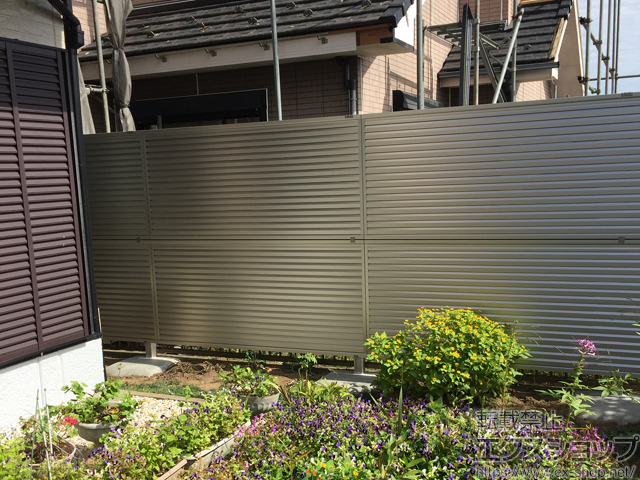 千葉県山武市ののフェンス・柵 ミエーネフェンス 目隠しルーバータイプ 2段支柱（パネル2段） 施工例