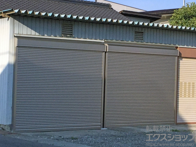 長野県須坂市のLIXIL リクシル（トステム）のガレージシャッター ガレージシャッタークワトロ 電動式 外部付タイプ 施工例