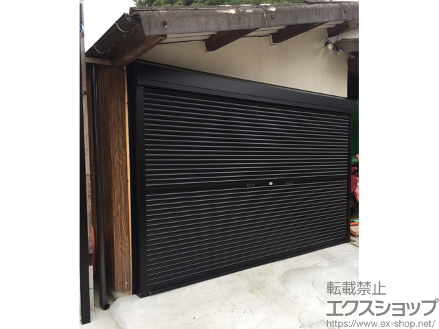 香川県仲多度郡まんのう町のLIXIL リクシル（トステム）のガレージシャッター 【特注】ガレージシャッタークワトロ 手動式 外部付タイプ 施工例