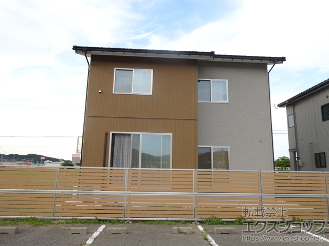 石川県輪島市ののフェンス・柵 ルシアスフェンスF04型 横板 木目カラー 2段支柱（パネル2段） 施工例