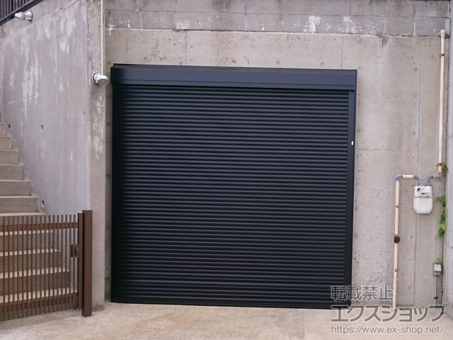 愛知県豊明市のLIXIL リクシル（トステム）のガレージシャッター 【特注】ガレージシャッタークワトロ 電動式 外部付タイプ※外部停電時開閉機構 施工例