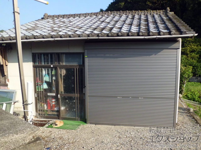 熊本県天草市のLIXIL リクシル（トステム）のガレージシャッター ガレージシャッタークワトロ 手動式 外部付タイプ 施工例