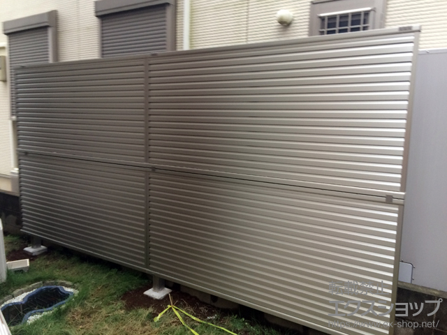 埼玉県さいたま市ののフェンス・柵 ミエーネフェンス 目隠しルーバータイプ 2段支柱（パネル2段） 施工例