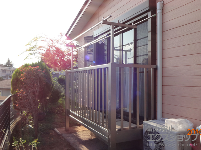 神奈川県横浜市のLIXIL リクシル（トステム）のバルコニー ビューステージHスタイル 縦太格子 単体 1階設置式 施工例