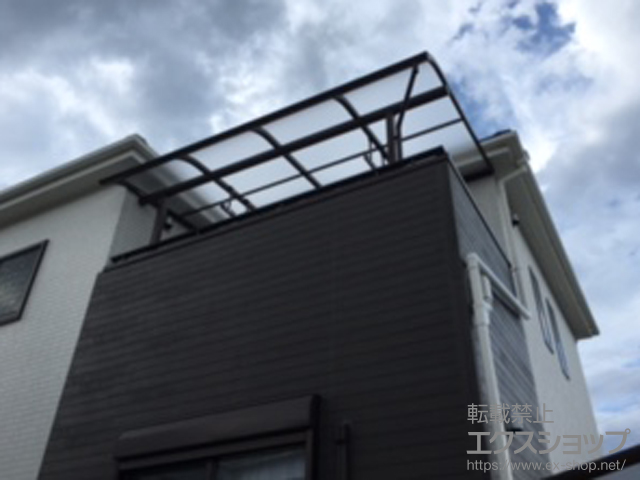 大阪府摂津市ののバルコニー・ベランダ屋根 プレシオステラス R型 屋根タイプ 単体 積雪〜20cm対応＋吊り下げ式物干し 標準 2本入り×1セット 施工例