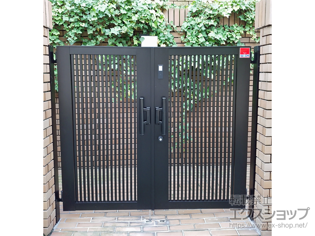東京都世田谷区のの門扉 ライシス門扉 2型 エントリーシステム[タッチキー] 細縦桟 両開き 柱使用 施工例