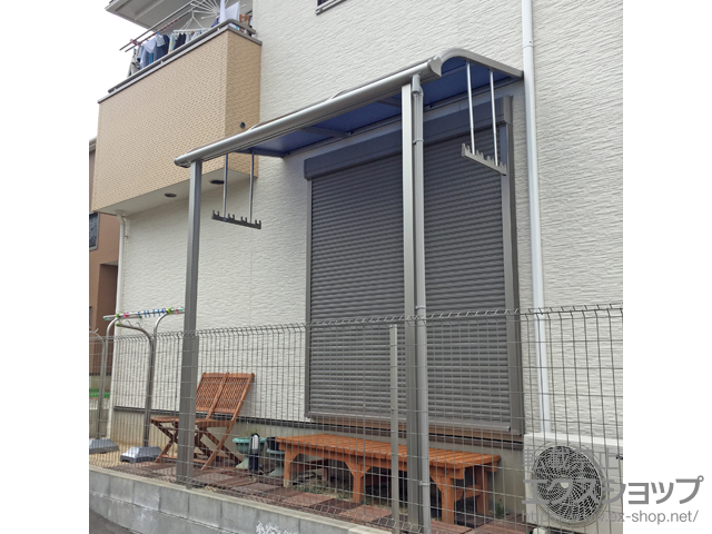 福岡県福岡市ののテラス屋根 プレシオステラス R型 テラスタイプ 単体 積雪〜20cm対応＋吊り下げ物干し 標準2本入り×1セット 施工例