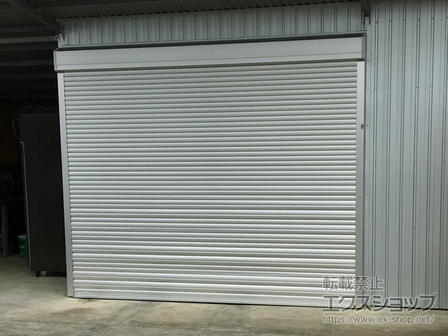 高知県香南市のLIXIL リクシル（トステム）のガレージシャッター ガレージシャッタークワトロ 電動式 外部付タイプ※外部停電時開閉機構 施工例
