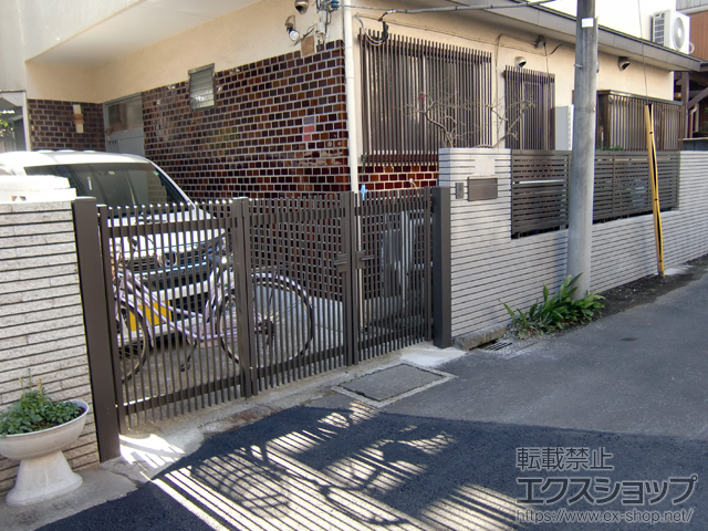 埼玉県さいたま市のの門扉 ハイ千峰 3枚折戸仕様（キャスターなし） 柱使用 施工例