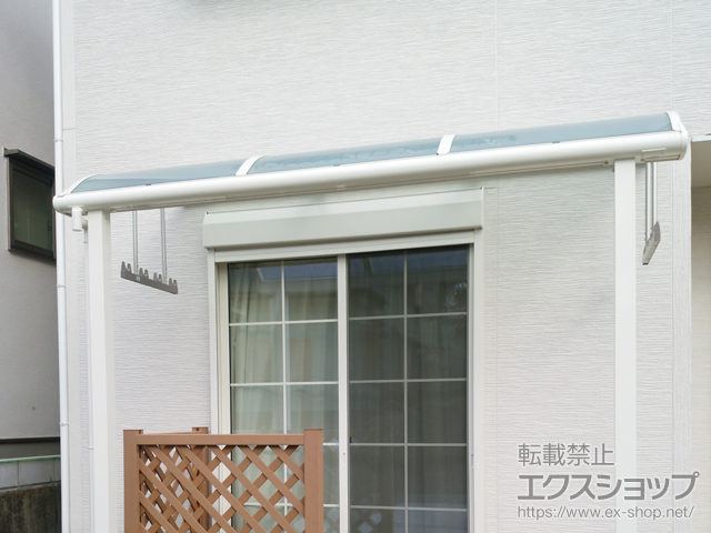 埼玉県さいたま市ののテラス屋根 ヴェクターテラス R型 テラスタイプ 単体 積雪〜20cm対応＋吊り下げ式 固定物干し 標準2本入り×1セット 施工例
