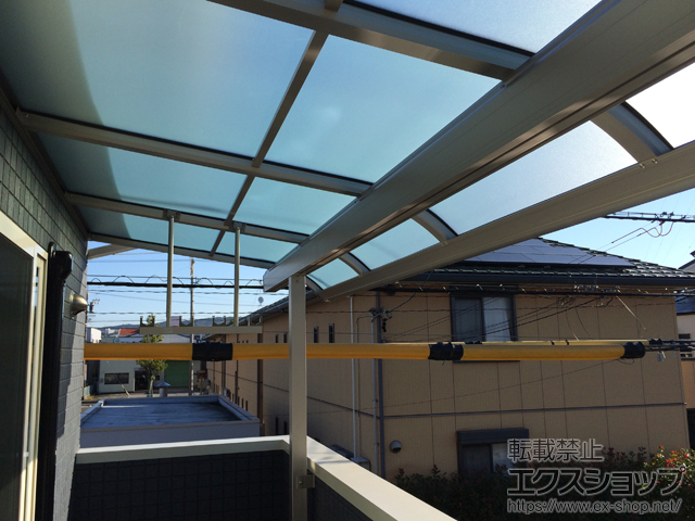 静岡県静岡市ののバルコニー・ベランダ屋根 ヴェクターテラス R型 屋根タイプ 単体 積雪〜20cm対応＋吊り下げ式 固定物干し 標準2本入り×1セット 施工例