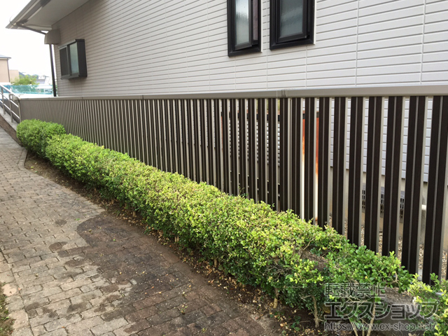 愛知県豊田市ののフェンス・柵 ルシアスフェンスF03型 たて半目隠し 木調カラー 自由柱施工 施工例