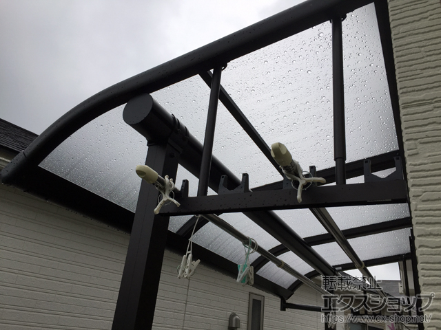 神奈川県綾瀬市ののバルコニー・ベランダ屋根 プレシオステラス R型 屋根タイプ 単体 積雪〜20cm対応＋吊り下げ式物干し 標準 2本入り×1セット 施工例