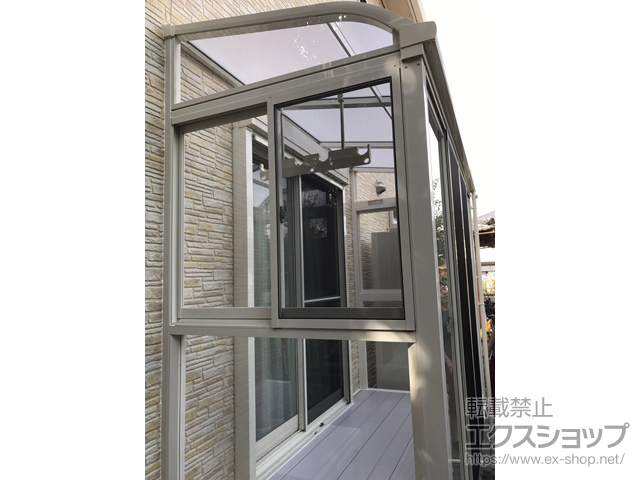 熊本県玉名市のLIXIL リクシル（トステム）のテラス囲い・サンルーム サニージュ R型 床納まり ランマ無 積雪〜20cm対応＋側面付け物干し標準2本入り 施工例