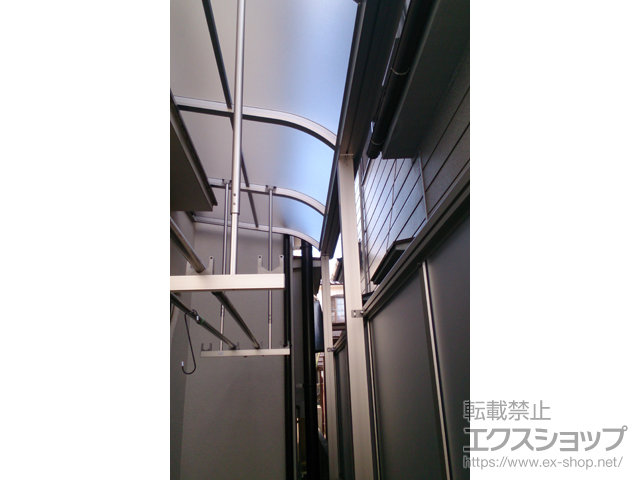 大阪府堺市ののテラス屋根 プレシオステラス R型 テラスタイプ 単体 積雪〜20cm対応プレシオステラス用 吊り下げ式物干し 施工例