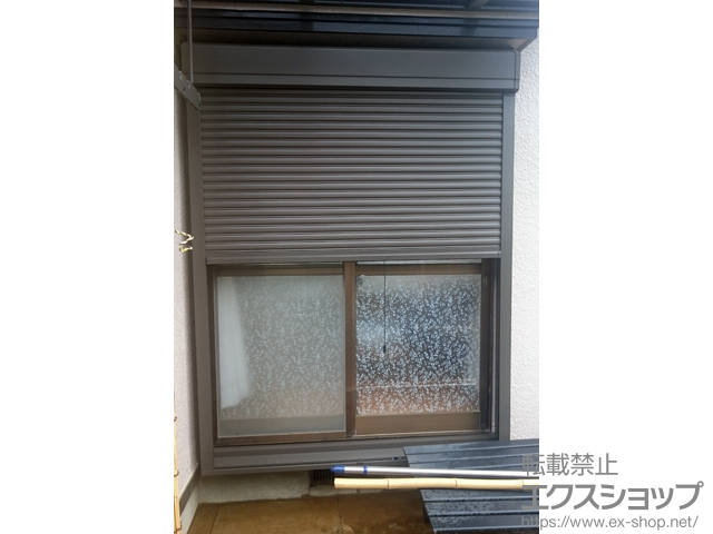 千葉県印西市のLIXIL リクシル（トステム）の窓シャッター リフォームシャッター ボックス省スペース片入隅（外観左側）納まり イタリヤ 手動式 施工例