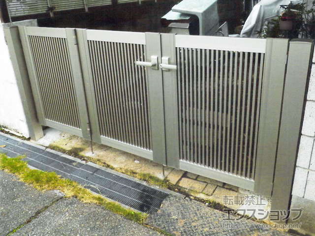 広島県安芸郡坂町のの門扉 エクスライン門扉2型 3枚折戸 門柱仕様 施工例