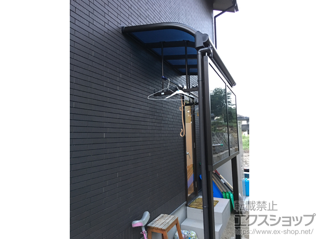 島根県仁多郡奥出雲町ののバルコニー・ベランダ屋根 ヴェクターテラス R型 1500 テラスタイプ 単体 積雪〜50cm対応＋前面パネル＋ 吊り下げ物干し 標準 2本入り×1セット 施工例