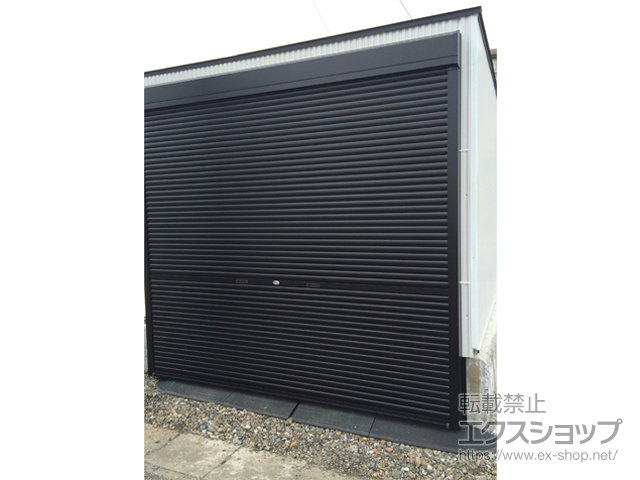 茨城県笠間市のLIXIL リクシル（トステム）のガレージシャッター ガレージシャッタークワトロ 手動式 外部付タイプ 施工例