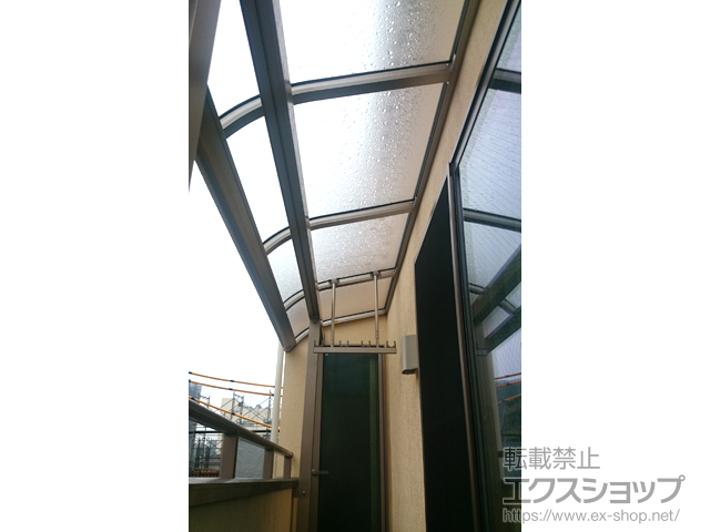 東京都北区ののバルコニー・ベランダ屋根 ヴェクターテラス R型 屋根タイプ 単体 積雪〜20cm対応＋ヴェクターテラス用 吊り下げ式 固定物干し 施工例