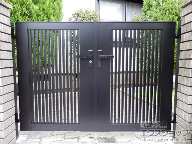 神奈川県伊勢原市のの門扉 ライシス門扉 2型 細たて桟 両開き 柱使用 施工例