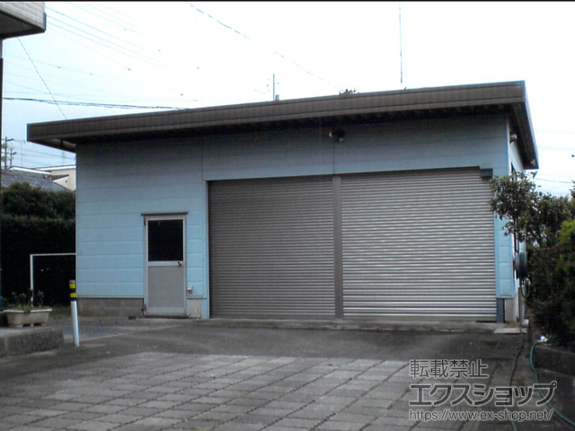 静岡県掛川市のLIXIL リクシル（トステム）のガレージシャッター ガレージシャッタークワトロ 電動式 内部付タイプ 連窓仕様 施工例