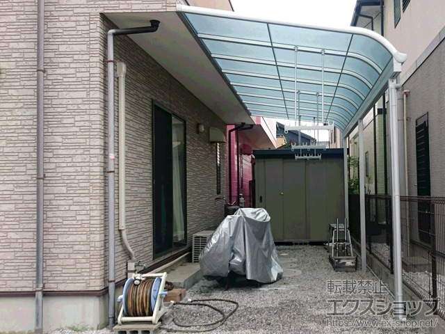 愛知県豊橋市のLIXIL リクシル（トステム）のテラス屋根 パワーアルファ RB型 テラスタイプ 連棟 積雪〜30cm対応＋吊り下げ物干し 標準タイプ 3本入り×1セット 施工例