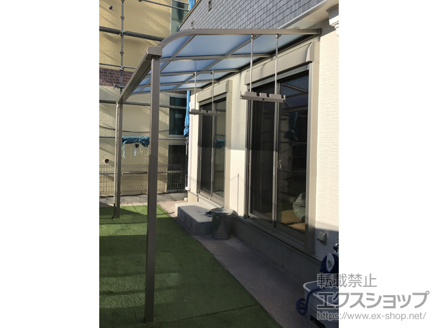 神奈川県横浜市ののテラス屋根 スピーネ R型 テラスタイプ 単体 積雪〜20cm対応＋吊下げ物干しAセット 標準2本入り× 1セット 施工例