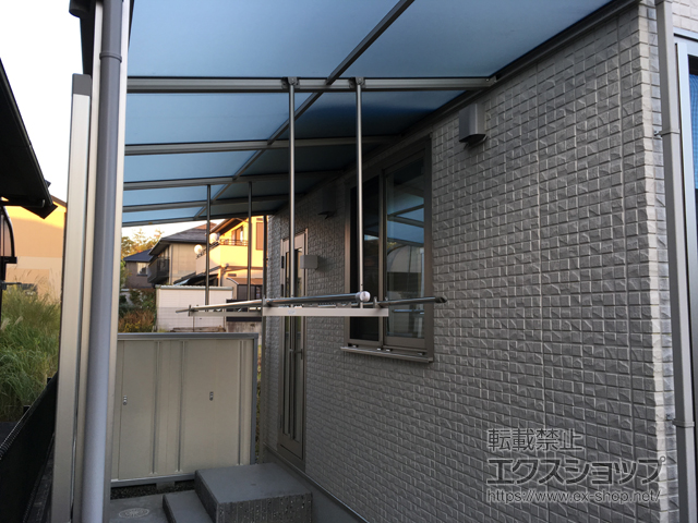 三重県伊賀市ののテラス屋根 ヴェクターテラス F型 テラスタイプ 単体 積雪〜20cm対応＋ ヴェクターテラス用 吊り下げ式 固定物干し＋ヴェクターテラス用 前面パネル 施工例