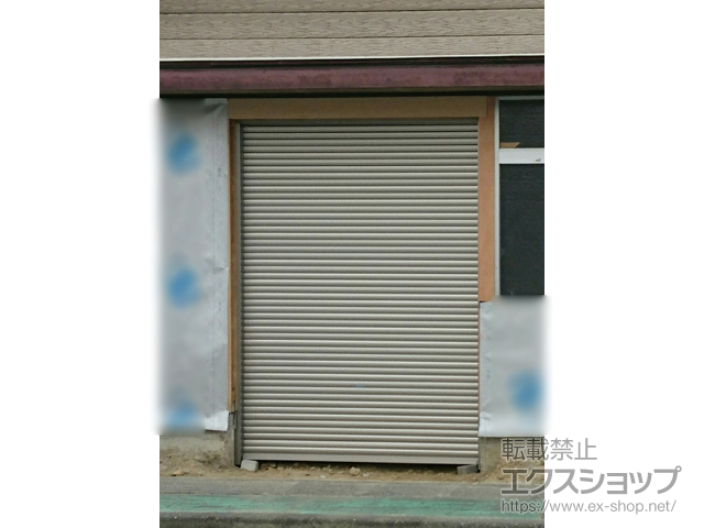 静岡県浜松市のLIXIL リクシル（トステム）のガレージシャッター ガレージシャッタークワトロ 電動式 内部付タイプ 施工例