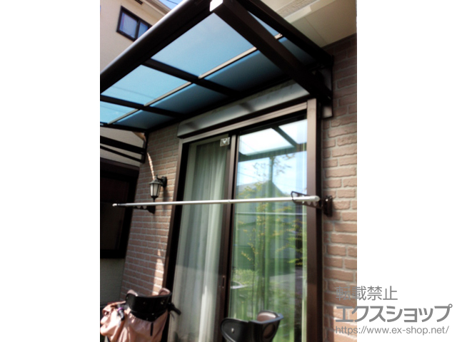 埼玉県草加市ののテラス屋根 ヴェクターテラス F型 ルーフタイプ 単体 積雪〜20cm対応＋水平式物干し 木造躯体用（2本入り）×1セット 施工例