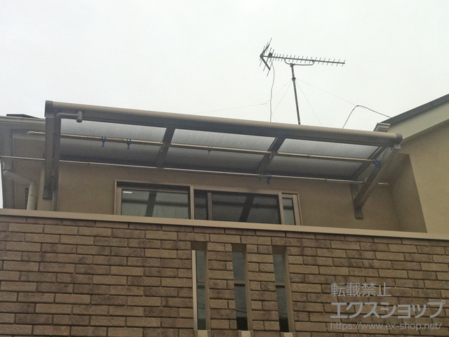 神奈川県川崎市ののバルコニー・ベランダ屋根 スピーネ F型 ルーフタイプ 単体 積雪〜20cm対応＋ルーフ用竿掛け 4個入り 施工例
