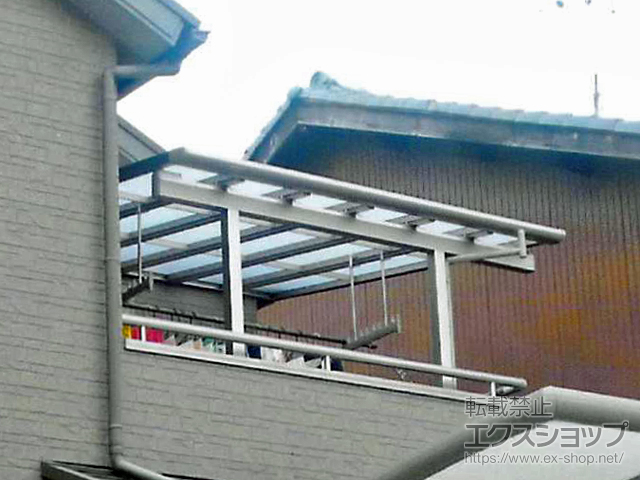 奈良県生駒郡斑鳩町のLIXIL リクシル（トステム）のバルコニー・ベランダ屋根 パワーアルファ F型 屋根タイプ 単体 積雪〜30cm対応＋吊り下げ物干し 施工例