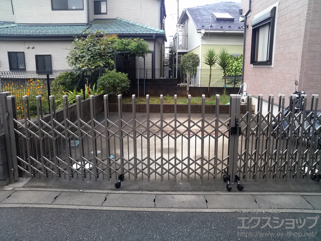 埼玉県さいたま市ののカーゲート トリップゲート ペットガード型 ノンレール 両開き 60W(30S+30M) 施工例