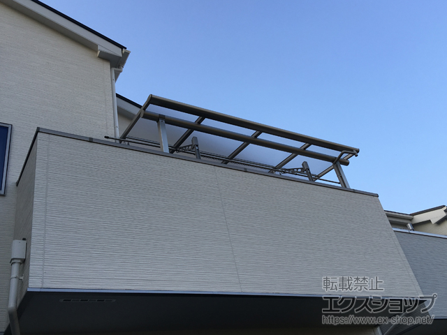 埼玉県草加市ののバルコニー・ベランダ屋根 プレシオステラス F型 屋根タイプ 単体 積雪〜20cm対応＋プレシオステラス 吊り下げ物干し 標準 2本入り×1セット 施工例