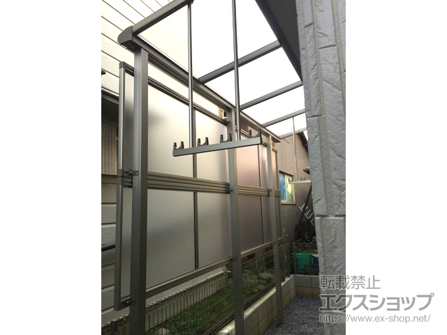 東京都足立区ののテラス屋根 プレシオステラス F型 テラスタイプ 単体 積雪〜20cm対応＋プレシオステラス 吊り下げ式物干し ロング 2本入り×1セット＋前面パネル 施工例