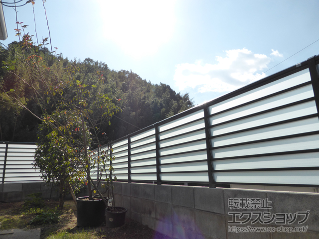 山口県周南市ののフェンス・柵 サニーブリーズフェンスS型＜採光タイプ＞ 間仕切り柱 施工例