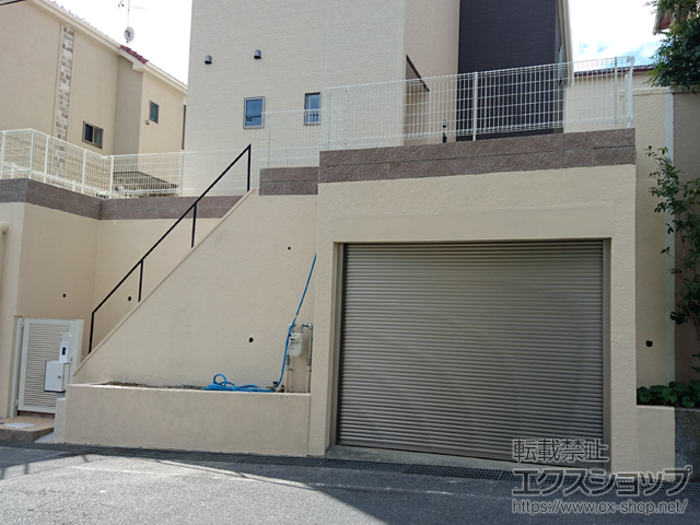 大阪府富田林市のLIXIL リクシル（トステム）のガレージシャッター ガレージシャッタークワトロ 電動式 内部付タイプ 施工例