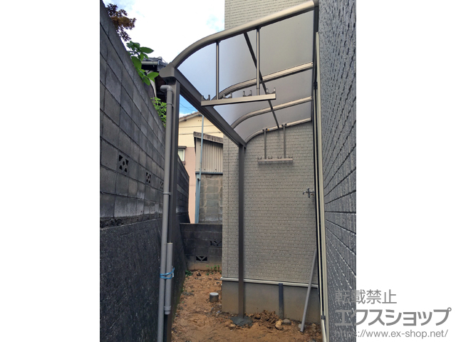福岡県北九州市ののテラス屋根 プレシオステラス R型 テラスタイプ 単体 積雪〜20cm対応＋吊り下げ式物干し 標準 2本入り×1セット 施工例