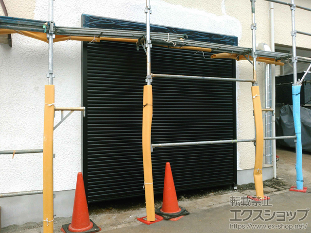 神奈川県大和市のLIXIL リクシル（トステム）のガレージシャッター ガレージシャッタークワトロ 電動式 外部付タイプ＋カード型追加リモコン 施工例