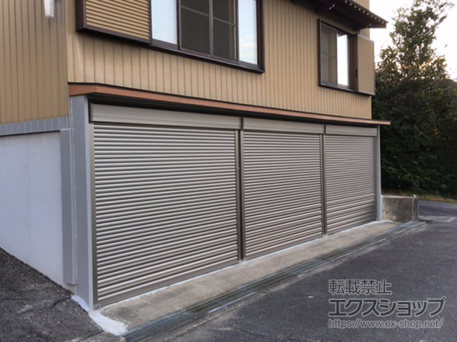 愛知県西尾市のLIXIL リクシル（トステム）のガレージシャッター 【特注】ガレージシャッタークワトロ 電動式 外部付タイプ※外部停電時開閉機構 施工例