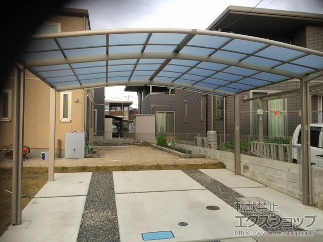 広島県東広島市のLIXIL(リクシル)のカーポート ネスカR (ラウンドスタイル) ワイド 積雪〜20cm対応 施工例