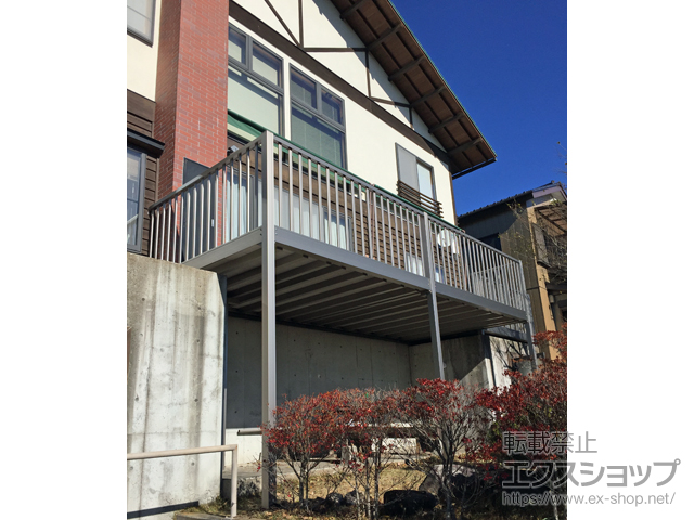 群馬県前橋市のlixil リクシル トステム バルコニー施工例 ビューステージhスタイル 縦太格子 連棟 柱建て式 前枠側出幅 違い連結納まり 1