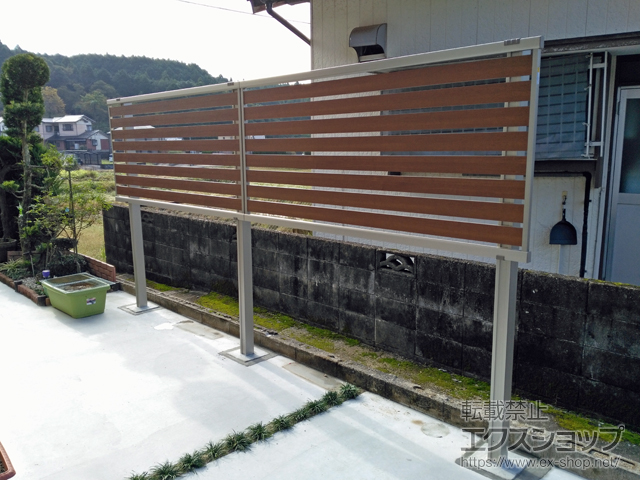 佐賀県伊万里市ののフェンス・柵 ルシアスフェンスF04型 横半目隠し 2段支柱＜自立建て用＞ 施工例