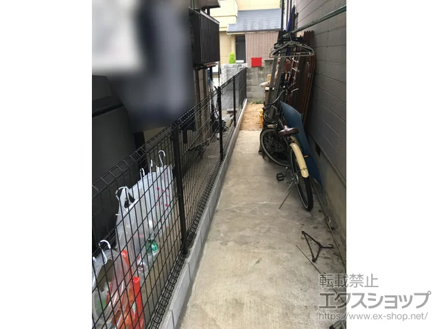 大阪府岸和田市のYKKAPのフェンス・柵・塀 イーネットフェンス1M型 間仕切り柱施工 施工例
