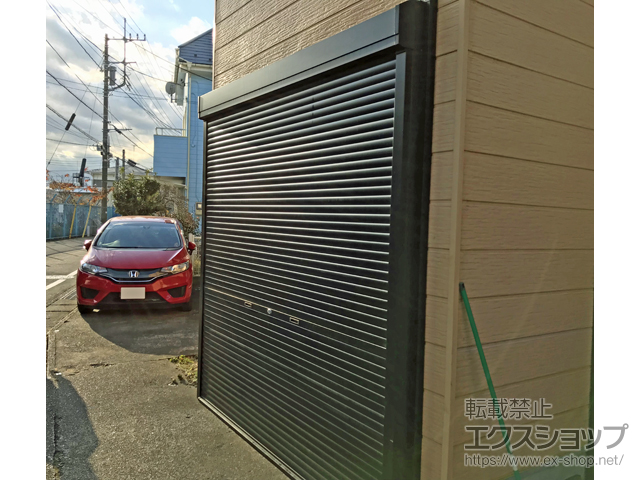 神奈川県川崎市のLIXIL リクシル（トステム）のガレージシャッター ガレージシャッタークワトロ 手動式 外部付タイプ 施工例